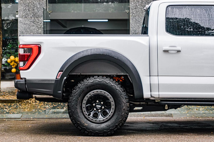 “Quái thú” Ford F-150 Raptor 2022 được trang bị khung gầm thép cường lực hoàn toàn mới, gia cố chắc chắn ở những khu vực quan trọng. Xe sở hữu bộ mâm kích thước 17 inch, được bao bởi lốp đa địa hình LT315/70-R17 kích thước 37 inch của thương hiệu BF Goodrich.