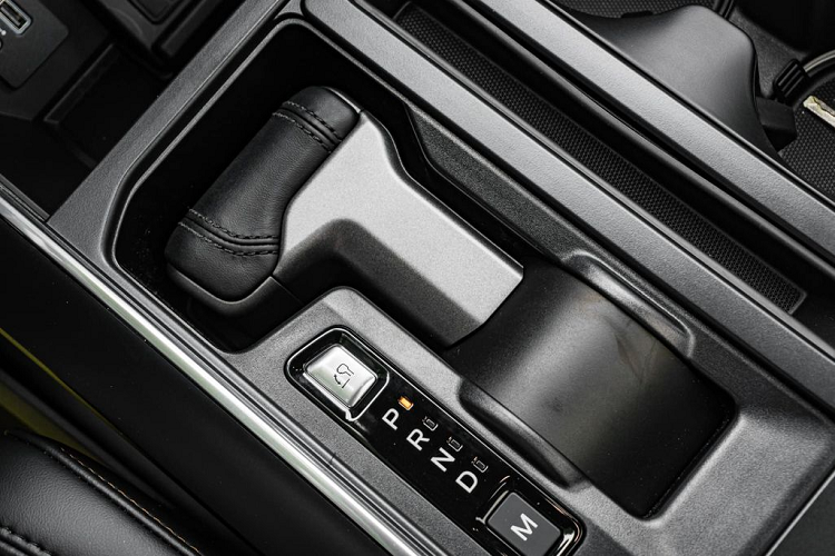 Cụ thể, cụm đồng hồ kỹ thuật số phía sau vô-lăng có kích thước lớn hơn giúp hiển thị đầy đủ và chi tiết thông số. Vô-lăng bọc da tích hợp nhiều phím bấm chức năng và lẫy chuyển số. Người lái có thể điều chỉnh cả tiếng ống xả xe ngay trên vô lăng. Thêm vào đó là cần số có tính năng gập điện để tạo mặt phẳng. Hệ thống ghế ngồi trên chiếc bán tải hiệu suất được bọc da kết hợp với chất liệu vải cao cấp. Ghế trước có tính năng chỉnh điện, sưởi/làm mát và nhớ 3 vị trí. 