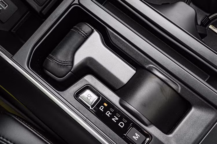 Cụ thể, cụm đồng hồ kỹ thuật số phía sau vô-lăng có kích thước lớn hơn giúp hiển thị đầy đủ và chi tiết thông số. Vô-lăng bọc da tích hợp nhiều phím bấm chức năng và lẫy chuyển số. Người lái có thể điều chỉnh cả tiếng ống xả xe ngay trên vô lăng. Thêm vào đó là cần số có tính năng gập điện để tạo mặt phẳng. Hệ thống ghế ngồi trên chiếc bán tải hiệu suất được bọc da kết hợp với chất liệu vải cao cấp. Ghế trước có tính năng chỉnh điện, sưởi/làm mát và nhớ 3 vị trí. 