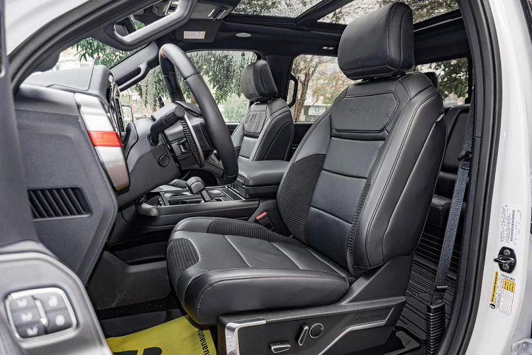 Khoảng sáng gầm xe lên đến 330 mm và có góc tới 33,1 độ, góc thoát là 24,9 độ. Bộ giảm xóc Fox Racing trên F-150 Raptor 2022 là loại điều khiển điện tử mới, có khả năng điều chỉnh giảm chấn cùng công nghệ Live Valve.