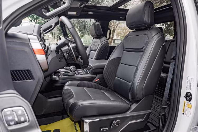 Khoảng sáng gầm xe lên đến 330 mm và có góc tới 33,1 độ, góc thoát là 24,9 độ. Bộ giảm xóc Fox Racing trên F-150 Raptor 2022 là loại điều khiển điện tử mới, có khả năng điều chỉnh giảm chấn cùng công nghệ Live Valve.