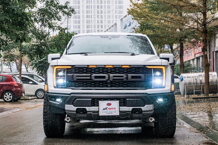 Dòng bán tải hiệu suất cao của thương hiệu Mỹ, Ford F-150 Raptor hiện đang bước sang thế hệ thứ 3. Bước sang thế hệ mới, chiếc bán tải Mỹ vẫn giữ thiết kế đặc trưng với những đường nét cơ bắp, hầm hố. Phần đầu xe gây ấn tượng với lưới tản nhiệt cỡ lớn cùng dòng chữ "FORD" sơn đen mờ nằm kéo dài hết bề ngang của lưới.