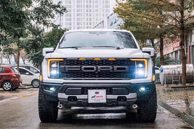 Dòng bán tải hiệu suất cao của thương hiệu Mỹ, Ford F-150 Raptor hiện đang bước sang thế hệ thứ 3. Bước sang thế hệ mới, chiếc bán tải Mỹ vẫn giữ thiết kế đặc trưng với những đường nét cơ bắp, hầm hố. Phần đầu xe gây ấn tượng với lưới tản nhiệt cỡ lớn cùng dòng chữ "FORD" sơn đen mờ nằm kéo dài hết bề ngang của lưới.