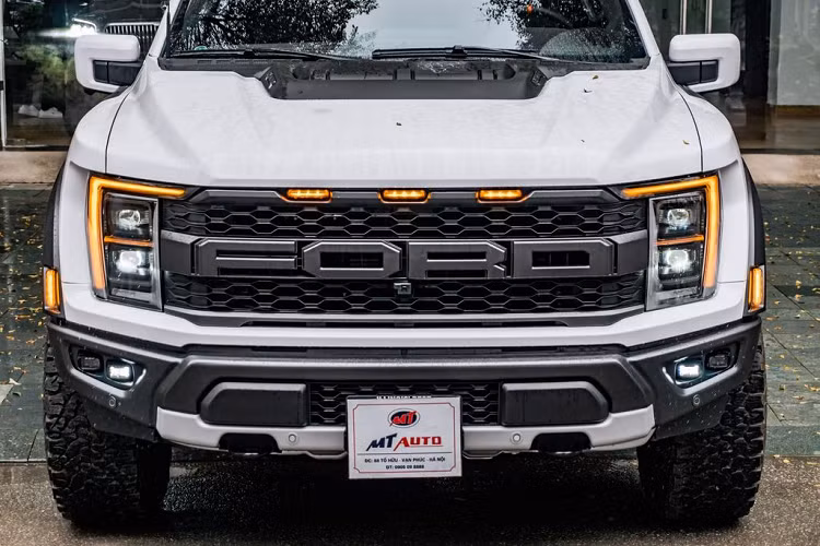 Bán tải Ford F-150 Raptor 2022 sở hữu cụm đèn pha dạng LED projector có khả năng thích ứng, đèn LED định vị ban ngày kiêm xi-nhan ở phía trên, thêm vào đó là đèn gầm tới từ thương hiệu Rigio. Cản trước của xe trông góc cạnh hơn với vật liệu thép để làm tăng độ bền