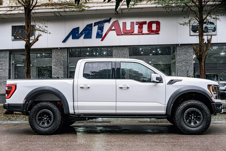 Các tính năng hỗ trợ lái trên Ford F-150 Raptor 2022 bao gồm kiểm soát hành trình thích ứng, cảnh báo va chạm trước hỗ trợ phanh khẩn cấp, hỗ trợ giữ làn đường, camera 360 độ,… Xe sở hữu động cơ V6 Ecoboost dung tích 3.5L cho công suất cực đại 450 mã lực, 691 Nm mô-men và hộp số tự động 10 cấp cùng hệ dẫn động 4 bánh, kèm các chế độ lái gồm Normal, Sport, Tow/Haul, Slippery, Off-Road, Baja, Rock Crawl