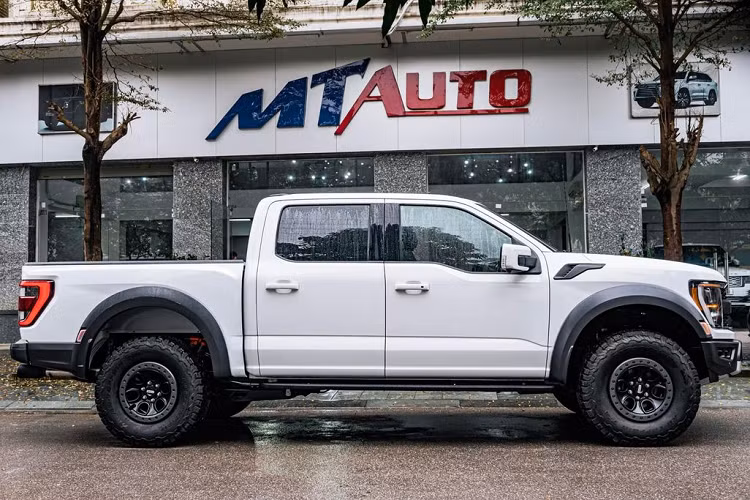 Các tính năng hỗ trợ lái trên Ford F-150 Raptor 2022 bao gồm kiểm soát hành trình thích ứng, cảnh báo va chạm trước hỗ trợ phanh khẩn cấp, hỗ trợ giữ làn đường, camera 360 độ,… Xe sở hữu động cơ V6 Ecoboost dung tích 3.5L cho công suất cực đại 450 mã lực, 691 Nm mô-men và hộp số tự động 10 cấp cùng hệ dẫn động 4 bánh, kèm các chế độ lái gồm Normal, Sport, Tow/Haul, Slippery, Off-Road, Baja, Rock Crawl