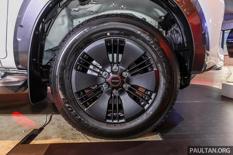 Trang bị mới tiếp theo của xe là sạc điện thoại thông minh không dây, nằm ngay phía trước cần số. Cả camera 360 độ và sạc điện thoại thông minh không dây đều là những trang bị không có ở Isuzu D-Max 2022 đang bán tại Việt Nam. Tiếp theo đó là đèn chờ dẫn đường theo nhu cầu của khách hàng được đặt bên dưới bệ bước chân, đèn LED này sẽ sáng lên khi người dùng mở cửa.