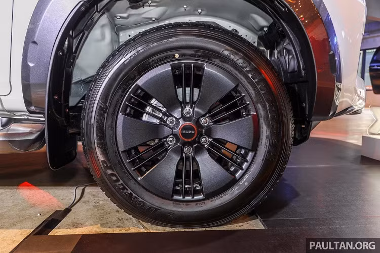 Trang bị mới tiếp theo của xe là sạc điện thoại thông minh không dây, nằm ngay phía trước cần số. Cả camera 360 độ và sạc điện thoại thông minh không dây đều là những trang bị không có ở Isuzu D-Max 2022 đang bán tại Việt Nam. Tiếp theo đó là đèn chờ dẫn đường theo nhu cầu của khách hàng được đặt bên dưới bệ bước chân, đèn LED này sẽ sáng lên khi người dùng mở cửa.