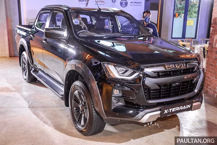 Điểm nhấn của Isuzu D-Max X-Terrain 2022 phần lớn đều tập trung bên trong xe. Theo đó, mẫu xe bán tải này được trang bị camera 360 độ mới, cho phép người lái quan sát xung quanh xe. Trang bị này được coi là rất hữu dụng với một mẫu xe có kích thước lớn như Isuzu D-Max X-Terrain 2022.