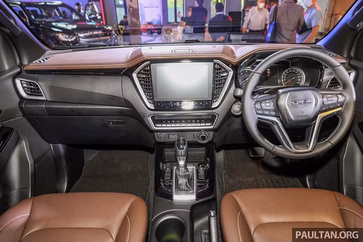 Chưa hết, Isuzu D-Max X-Terrain 2022 còn có ốp bậc cửa tích hợp đèn mới. Trên ốp bậc cửa sẽ có logo "X-Terrain" và đèn với ánh sáng trắng, tương tự đèn chờ dẫn đường. Ngoài những thay đổi trên, Isuzu D-Max X-Terrain 2022 còn có 7 túi khí và hệ thống an toàn chủ động ADAS hiện đại,..