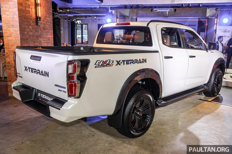 Động cơ của Isuzu D-Max X-Terrain 2022 tại thị trường Malaysia là máy dầu VGS tăng áp, dung tích 3.0L, sản sinh công suất tối đa 190 mã lực và mô-men xoắn cực đại 450 Nm tại dải tua máy 1.600 - 2.600 vòng/phút. Động cơ Blue Power này đồng hành với hộp số tự động 6 cấp và hệ dẫn động 4 bánh Terrain Command 4WD. 