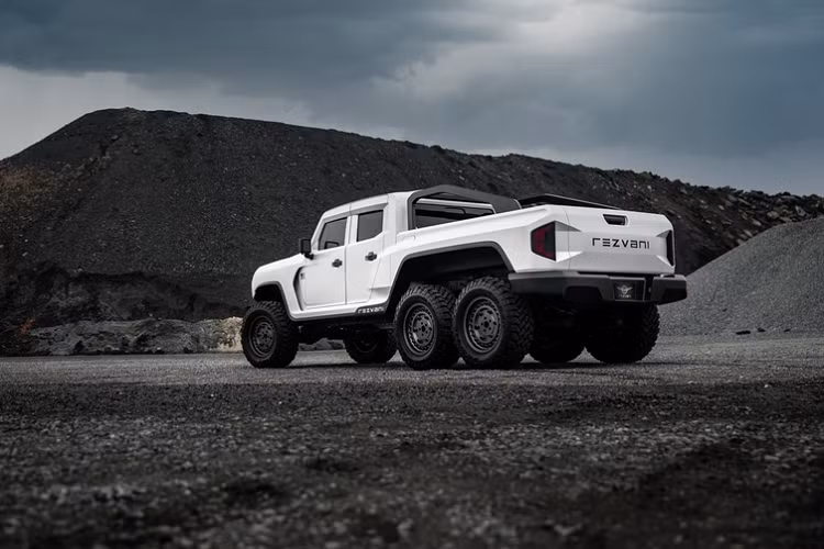 Siêu bán tải Rezvani Hercules 6×6 có chiều dài tổng thể lên tới 6.198mm, rộng 2.286mm và cao tới 2.006mm. Xe được trang bị một thanh đèn LED hỗ trợ gắn trên nóc, đuôi xe độc đáo, các thanh bảo vệ thể thao bằng kim loại cứng cáp...