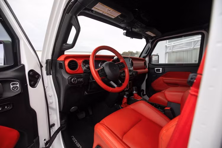 Ở bên trong, xe được bổ sung nhiều tùy chọn giúp siêu bán tải trông rất cao cấp. Nổi bật là tùy chọn Nappa Leather với da bọc màu đỏ cao cấp, hệ thống thông tin giải trí của Alpine với màn hình 9 inch, tương thích Apple CarPlay. Khách hàng cũng có thể đặt mua gói tùy chọn Nappa Leather để bổ sung ghế da cao cấp và lót trần bằng da lộn cho Hercules 6x6.
