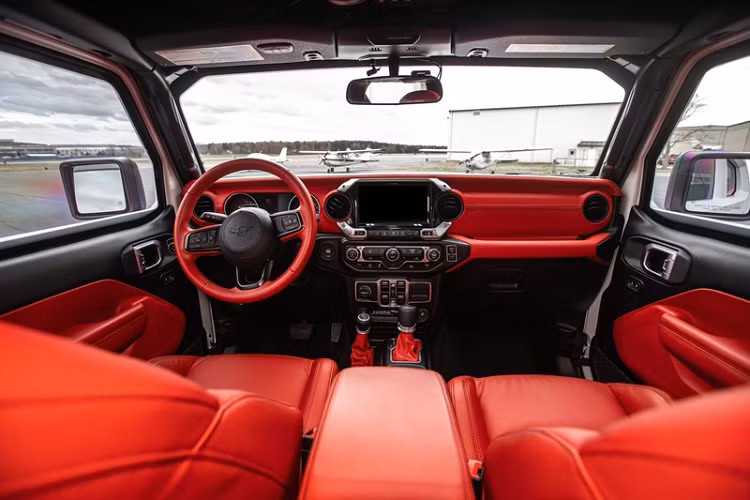 Xe được trang bị động cơ siêu nạp HEMI V8 dung tích 6.2L sản sinh công suất 1.000 mã lực và mô-men xoắn cực đại 1.340 Nm, đây là tùy chọn có giá 95.000 USD (khoảng 2,2 tỷ đồng) - vẫn rẻ hơn 54.000 USD (khoảng 1,25 tỷ đồng) so với tùy chọn động cơ siêu nạp V8 7.0L. Ngoài ra, chiếc Rezvani Hercules 6x6 hàng hiếm này cũng có thêm một thùng nhiên liệu phụ để tăng phạm vi hoạt động.