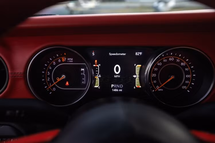 Một số tùy chọn đáng chú ý khác trên chiếc Rezvani Hercules 6x6 này gồm mâm xe độc đáo kèm lốp run-flat, tay nắm cửa có tính năng giật điện nhằm chống kẻ xấu xâm nhập, hệ thống tăng cường quan sát ban đêm hay trần xe kiểu bầu trời ngàn sao...