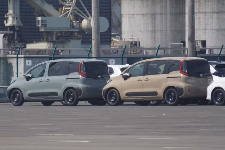 Ngoài ra, hãng Toyota còn bổ sung những chi tiết ốp bằng nhựa màu đen ở chắn bùn trước/sau và trên cửa. Ở bản cao cấp, xe sẽ dùng vành hợp kim 15 inch với 4 chấu kép mới. Trong khi đó, bản tiêu chuẩn dùng vành thép 15 inch.