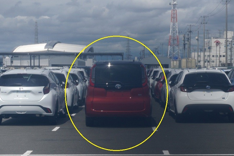 Đằng sau Toyota Sienta 2023 xuất hiện cụm đèn hậu nằm dọc mới, ôm lấy kính sau và kéo dài lên nóc. Thiết kế cửa cốp sau và cản va của xe cũng đã được làm mới. Theo thông tin rò rỉ, Toyota Sienta 2023 sẽ có 3 phiên bản là X, G và Z ở thị trường Nhật Bản. Ngoài ra, xe còn có nội thất 5 chỗ hoặc 7 chỗ.