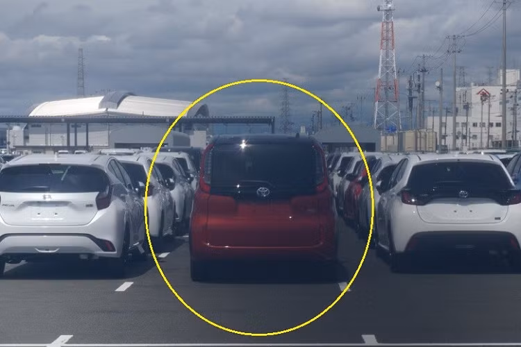 Đằng sau Toyota Sienta 2023 xuất hiện cụm đèn hậu nằm dọc mới, ôm lấy kính sau và kéo dài lên nóc. Thiết kế cửa cốp sau và cản va của xe cũng đã được làm mới. Theo thông tin rò rỉ, Toyota Sienta 2023 sẽ có 3 phiên bản là X, G và Z ở thị trường Nhật Bản. Ngoài ra, xe còn có nội thất 5 chỗ hoặc 7 chỗ.