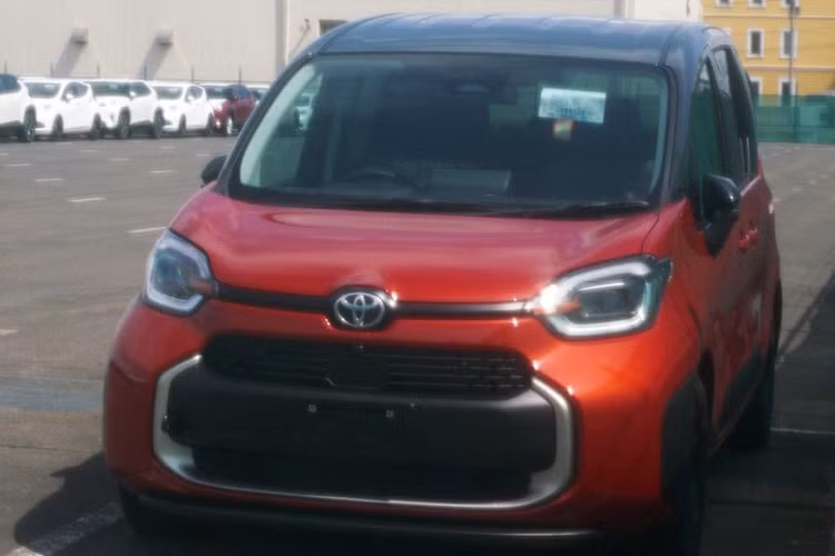 Những hình ảnh chụp Toyota Sienta thế hệ mới tại cảng Sendai của Nhật Bản đã hé lộ Toyota Sienta 2023 mới thay đổi đáng kể về thiết kế. Cụ thể, mẫu MPV cỡ nhỏ này được trang bị cụm đèn pha LED tròn trịa hơn trước, được bao quanh bằng dải đèn LED định vị ban ngày hình chữ "U". Chính giữa đầu xe là logo của hãng Toyota, nối liền với 2 nẹp màu đen kéo dài sang đèn pha hai bên.