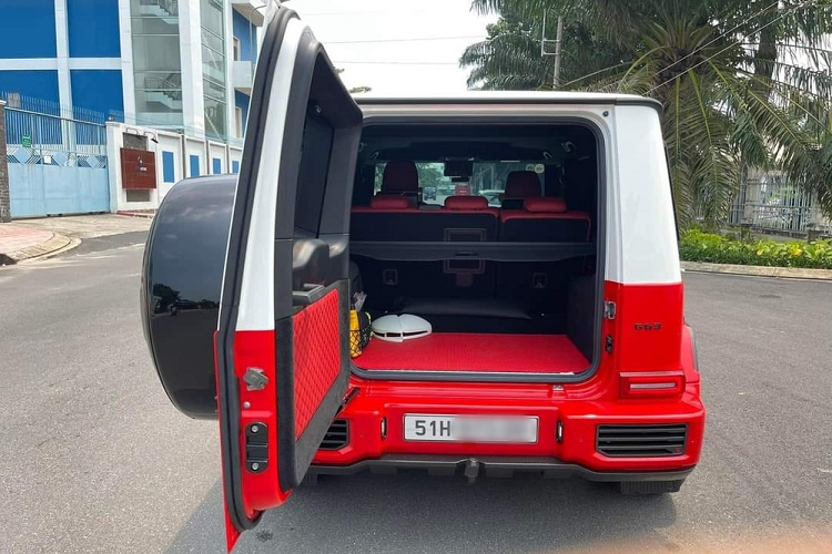 Bên trong khoang lái của chiếc xe Mercedes-AMG G63 độ Urban này có nội thất màu đỏ cùng các điểm nhấn màu đen và cả sợi carbon. Hiện tại, chiếc xe Mercedes-AMG G63 Urban đang được chủ nhân tìm kiếm người đam mê khác để chia sẻ lại mẫu xe độ này. Mức giá trải nghiệm được tiết lộ 15,5 tỷ đồng, đã bao gồm luôn bộ body kit của hãng Urban, mâm Vossen và ống xả Fi. Với độ chịu chơi của chủ xe Mercedes-AMG G63 độ Urban này, chi phí độ xe có thể gần 1 tỷ đồng.