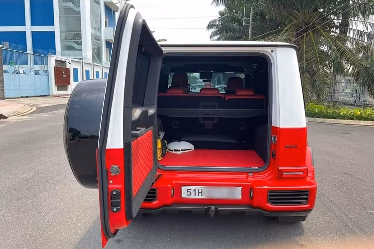 Bên trong khoang lái của chiếc xe Mercedes-AMG G63 độ Urban này có nội thất màu đỏ cùng các điểm nhấn màu đen và cả sợi carbon. Hiện tại, chiếc xe Mercedes-AMG G63 Urban đang được chủ nhân tìm kiếm người đam mê khác để chia sẻ lại mẫu xe độ này. Mức giá trải nghiệm được tiết lộ 15,5 tỷ đồng, đã bao gồm luôn bộ body kit của hãng Urban, mâm Vossen và ống xả Fi. Với độ chịu chơi của chủ xe Mercedes-AMG G63 độ Urban này, chi phí độ xe có thể gần 1 tỷ đồng.