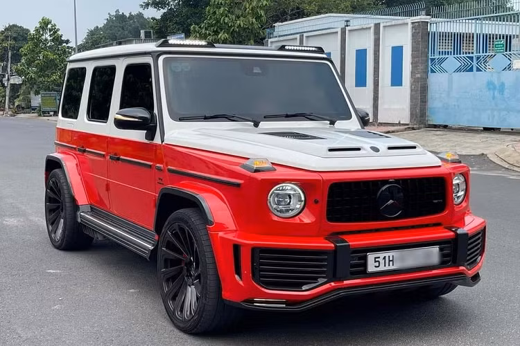 Không vẻ như không thích bản độ Brabus hay Top Car vì sợ đụng hàng, 1 người yêu xe tại Sài thành lại chọn hãng độ còn khá xa lạ với giới độ xe tại Việt Nam là Urban để làm mới ngoại hình cho chiếc SUV hạng sang Mercedes-AMG G63 của mình.