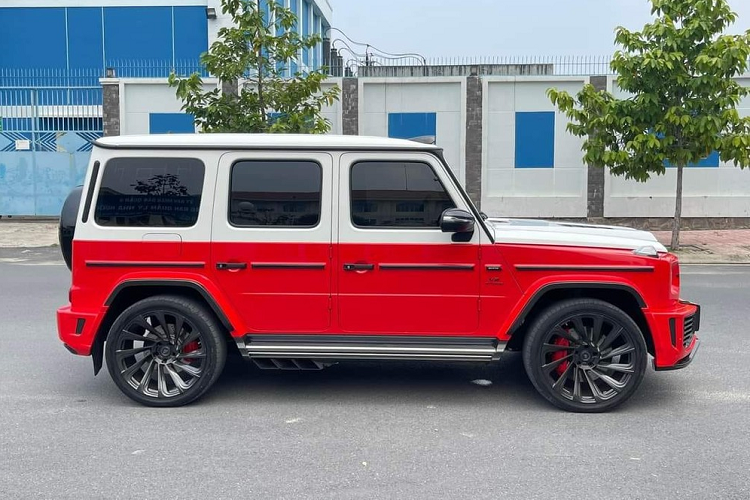 Điểm nhận diện bản Urban độ Mercedes-AMG G63 chính là nắp capô được thiết kế lại khá hiếu chiến với 4 khe gió bao gồm 2 hốc gió cỡ lớn đảm bảo yếu tố tính khí động học cũng như làm mát cho động cơ, phần cản va trước của xe được thiết kế lại và tích hợp thêm dải đèn LED chiếu sáng ban ngày và cuối cùng là hốc gió trước thay vì để dạng tổ ong thì nay được hãng độ Urban cho làm mới với các thanh ngang sơn đen tạo sự cá tính.