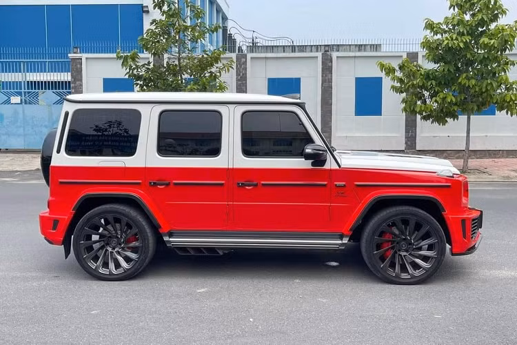 Điểm nhận diện bản Urban độ Mercedes-AMG G63 chính là nắp capô được thiết kế lại khá hiếu chiến với 4 khe gió bao gồm 2 hốc gió cỡ lớn đảm bảo yếu tố tính khí động học cũng như làm mát cho động cơ, phần cản va trước của xe được thiết kế lại và tích hợp thêm dải đèn LED chiếu sáng ban ngày và cuối cùng là hốc gió trước thay vì để dạng tổ ong thì nay được hãng độ Urban cho làm mới với các thanh ngang sơn đen tạo sự cá tính.