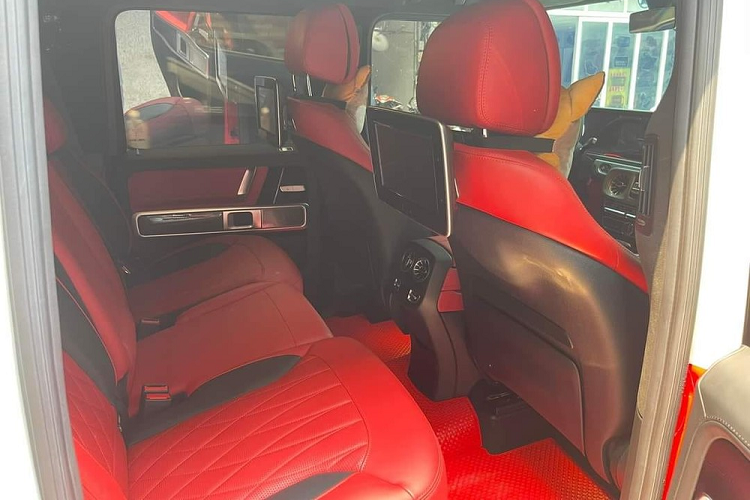 Đằng sau chiếc xe SUV hạng sang Mercedes-AMG G63 độ Urban đầu tiên tại Việt Nam có thùng bánh xe mới của thương hiệu độ xe Anh quốc với chất liệu chính là carbon, cản va sau hay khuếch tán và hốc gió mới cũng bằng carbon. Cuối cùng là việc chủ nhân chọn bộ áo 2 tông màu là trắng và đỏ cho xe còn làm giúp ngoại hình nổi bần bật.