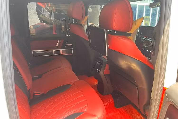 Đằng sau chiếc xe SUV hạng sang Mercedes-AMG G63 độ Urban đầu tiên tại Việt Nam có thùng bánh xe mới của thương hiệu độ xe Anh quốc với chất liệu chính là carbon, cản va sau hay khuếch tán và hốc gió mới cũng bằng carbon. Cuối cùng là việc chủ nhân chọn bộ áo 2 tông màu là trắng và đỏ cho xe còn làm giúp ngoại hình nổi bần bật.