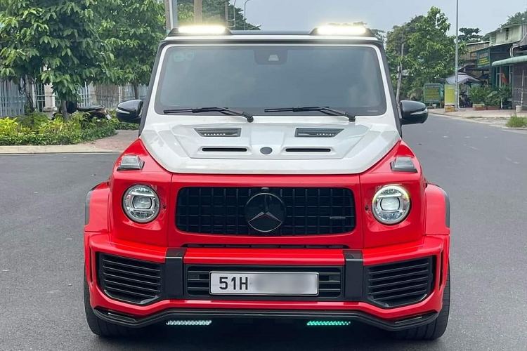 Số lượng dòng xe Mercedes-AMG G63 tại Việt Nam có thể đã trên 200 chiếc và nhiều xe đã được chủ nhân nâng cấp các gói độ body kit để tạo sự mới mẻ cũng như không đụng hàng. Trong số này, thương hiệu Brabus được các dân chơi Việt lựa chọn nhiều nhất, ngoài ra còn có 1 số xe Mercedes-AMG G63 độ body kit của hãng Top Car hay là Urban, 1 hãng độ xe đến từ Anh quốc.