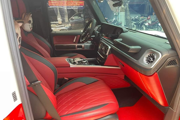 Những bản độ của Mercedes-AMG G63 đều được các hãng Brabus, Top Ccar hay Urban chú trọng đến hệ thống chiếu sáng cho xe nên chiếc Mercedes-AMG G63 Urban trong bài viết này được tích hợp thêm đèn mui cực sáng. Vòng ra bên sườn xe, Mercedes-AMG G63 độ Urban có thêm các vòm bánh xe bằng carbon nhưng nâng cấp tối quan trọng nhất lại đến từ bộ mâm độ của hãng Vossen với kích thước lên đến 23 inch và hệ thống ống xả của Fi.