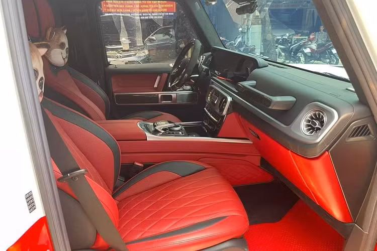 Những bản độ của Mercedes-AMG G63 đều được các hãng Brabus, Top Ccar hay Urban chú trọng đến hệ thống chiếu sáng cho xe nên chiếc Mercedes-AMG G63 Urban trong bài viết này được tích hợp thêm đèn mui cực sáng. Vòng ra bên sườn xe, Mercedes-AMG G63 độ Urban có thêm các vòm bánh xe bằng carbon nhưng nâng cấp tối quan trọng nhất lại đến từ bộ mâm độ của hãng Vossen với kích thước lên đến 23 inch và hệ thống ống xả của Fi.