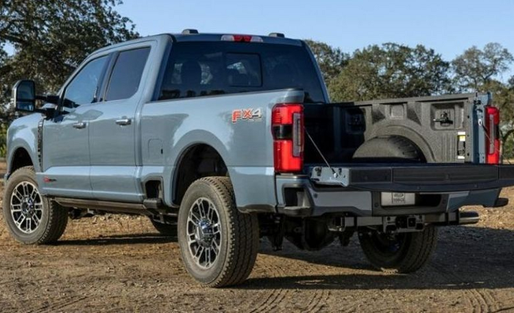 Ford Super Duty 2023 bat ngo 