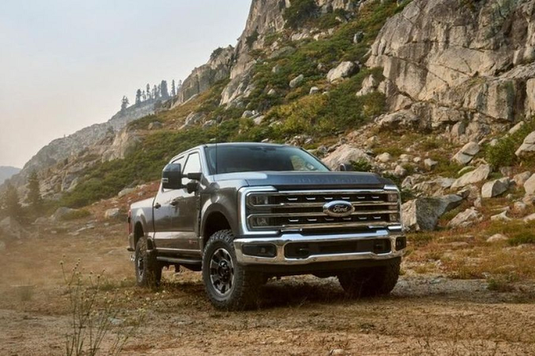 Ford Super Duty 2023 bat ngo 