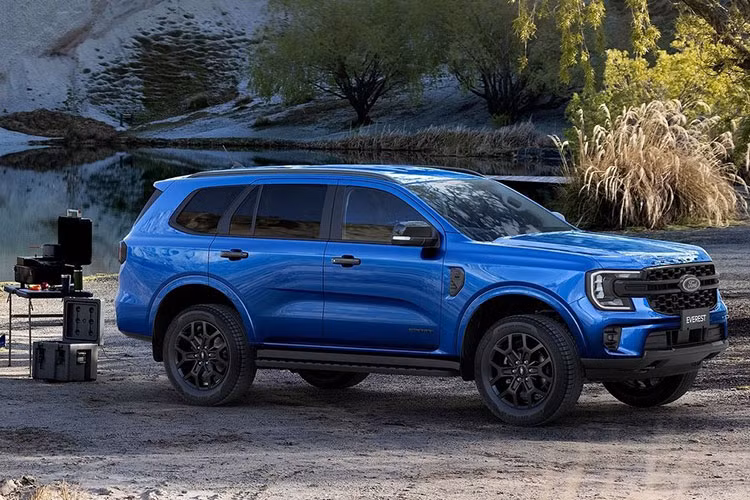 Trang bị nội thất của Ford Everest Sport 2023 có phần “khiêm tốn” hơn so với bản Titanium+. Xe được trang bị màn hình 8 inch sau vô-lăng, màn hình trung tâm 10,1 inch tích hợp SYNC 4 hiện đại. Ghế ngồi thể thao có đóng logo Sport. Trần xe sáng màu. Theo thông tin từ đại lý, các phiên bản Everest mới vẫn có 2 tùy chọn động cơ gồm diesel 2.0L turbo đơn và 2.0L bi-turbo.