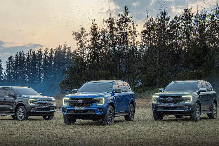 Hiện chưa có thông tin chính thức về giá xe Ford Everest 2023 tại Việt Nam. Tuy nhiên với những trang bị được nâng cấp, chắc chắn mẫu xe đối thủ của Toyota Fortuner và Hyundai SantaFe này sẽ có mức giá tăng cao hơn so với thế hệ hiện tại đang bán ra trên thị trường.