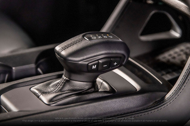 So với thế hệ cũ, xe dài hơn 21 mm, rộng hơn 61 mm, thấp hơn 20 mm và chiều dài cơ sở tăng 50 mm. Ngoài ra, Ford Everest 2023 còn có kích thước lớn hơn đáng kể so với đối thủ Toyota Fortuner (4.795 mm, 1.855 mm, 1.835 mm, 2.750 mm) và Mitsubishi Pajero Sport (4.825 mm, 1.815 mm, 1.835 mm, 2.800 mm).