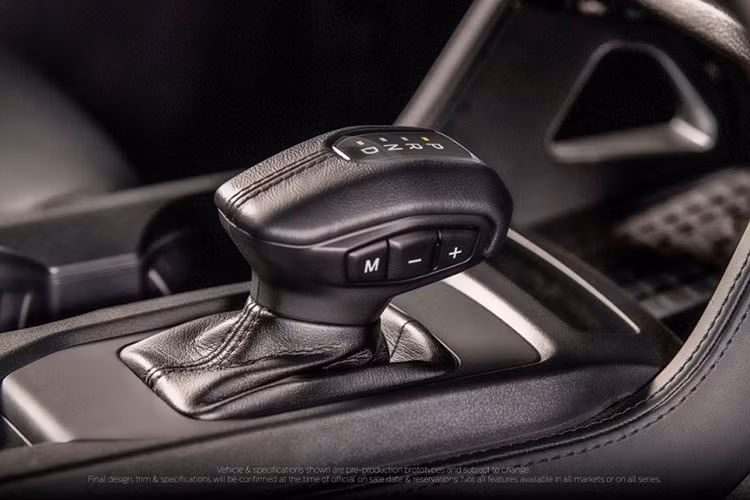 So với thế hệ cũ, xe dài hơn 21 mm, rộng hơn 61 mm, thấp hơn 20 mm và chiều dài cơ sở tăng 50 mm. Ngoài ra, Ford Everest 2023 còn có kích thước lớn hơn đáng kể so với đối thủ Toyota Fortuner (4.795 mm, 1.855 mm, 1.835 mm, 2.750 mm) và Mitsubishi Pajero Sport (4.825 mm, 1.815 mm, 1.835 mm, 2.800 mm).