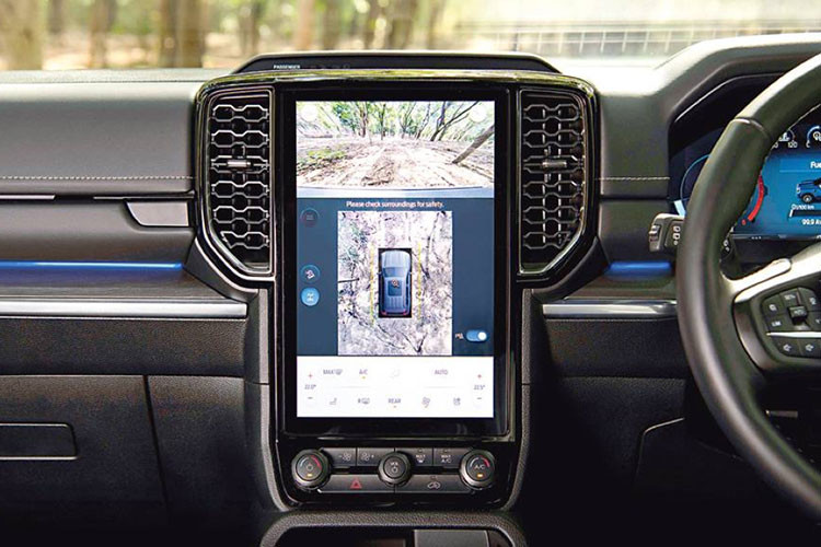 Ở thế hệ mới, Ford Everest 2023 được gia tăng chiều dài cơ sở và chiều rộng cơ sở giúp chiếc SUV 7 chỗ trông bề thế, cơ bắp hơn và nội thất cũng rộng rãi hơn. Cụ thể, xe có chiều dài 4.914 mm, chiều rộng 1.923 mm, chiều cao 1.842 mm và chiều dài cơ sở 2.900 mm.