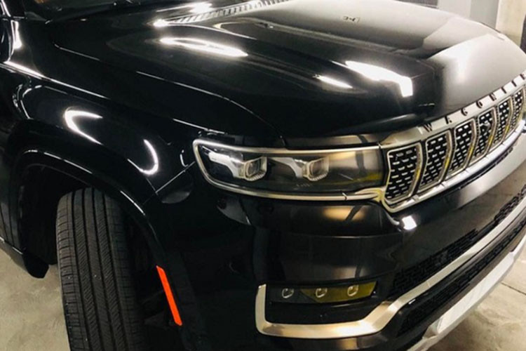 Như vậy, chỉ sau gần 1 năm ra mắt trên thế giới, chiếc xe SUV hạng sang cỡ lớn Jeep Grand Wagoneer 2022 đã xuất hiện tại tại thị trường Việt Nam và sẽ là đối thủ nặng ký của những Cadillac Escalade có giá từ 9 tỷ đồng hay Lincoln Navigator L với giá từ 8,3 tỷ đồng.