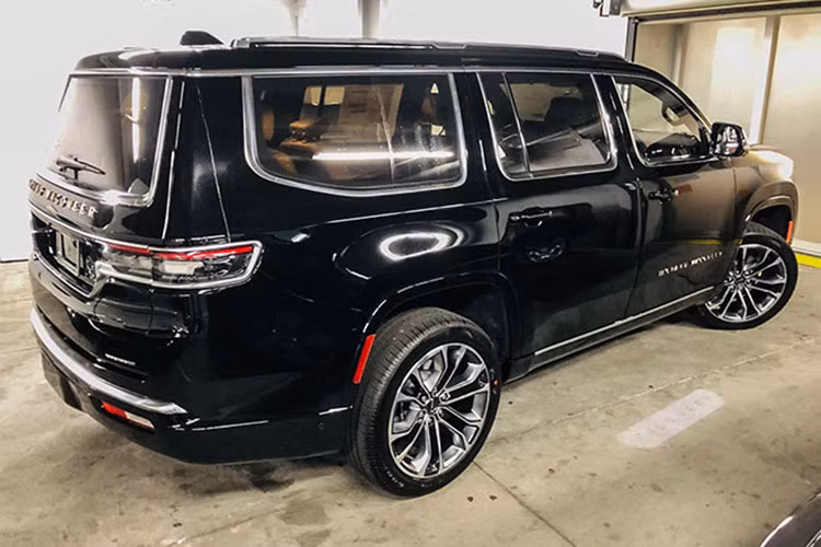 Ngoài ra, mẫu xe SUV Jeep Grand Wagoneer 2022 mới này còn có thêm động cơ V8, dung tích 6.4 lít với công suất tối đa 471 mã lực và mô-men xoắn cực đại 617 Nm. Xe đi kèm hộp số tự động 8 cấp.