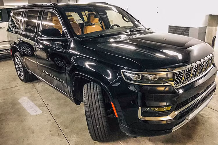 Khi mua Jeep Wagoneer, khách hàng có thể chọn 1 trong 3 hệ dẫn động 4 bánh toàn thời gian là Quadra-Trac I, Quadra-Trac II với hộp số phụ 2 cấp hoặc Quadra-Drive II với khóa vi sai chống trượt điện tử phía sau. 2 hệ dẫn động Quadra-Trac II cũng như Quadra-Drive II mang đến những chế độ lái như Auto, Sport, Rock, Snow và Sand/Mud cho xe.