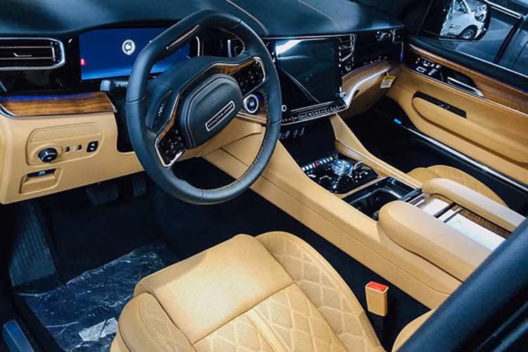 Bên trong khoang lái chiếc xe Jeep Grand Wagoneer 2022 mới về Việt Nam có nội thất bọc màu da bò đi kèm ghế ngồi được bọc da Palermo khâu quả trám và mặt táp-lô hình đôi cánh.