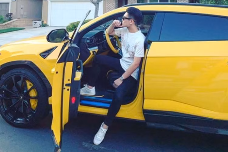 Nội thất chiếc Lamborghini Urus của cậu cả nhà bầu Hiển có cách phối màu vàng đen và vô lăng xe bọc da Alcantara màu vàng rất ấn tượng. Urus là chiếc Lamborghini có khoang hành lý rộng nhất từ trước đến nay khi thể tích chứa đồ có thể lên đến 1.596 lít nếu hàng ghế sau được gập lại.