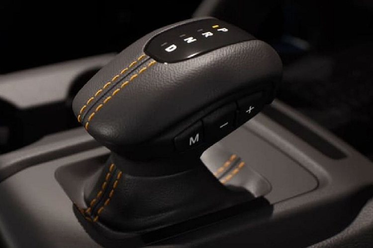 Như vậy, sau 40 năm đây là lần đầu tiên xe bán tải Ford Ranger không được trang bị hộp số sàn. Việc loại bỏ cấu hình 3 bàn đạp trong cabin của Ranger sẽ khiến khá nhiều người dùng thất vọng, đặc biệt là những người dùng xe với mục đích chạy dịch vụ, những người yêu thích off-road.