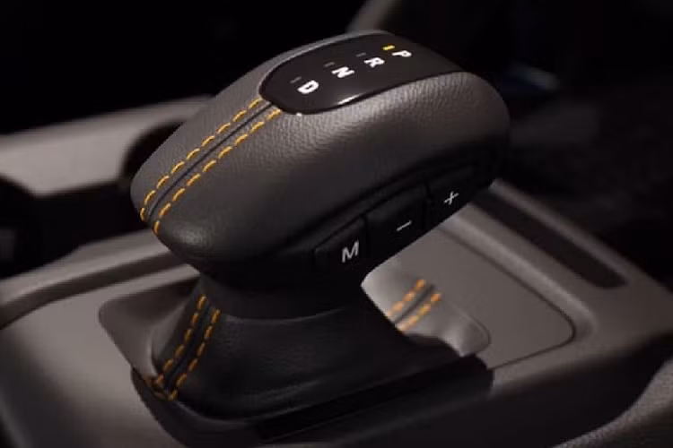 Như vậy, sau 40 năm đây là lần đầu tiên xe bán tải Ford Ranger không được trang bị hộp số sàn. Việc loại bỏ cấu hình 3 bàn đạp trong cabin của Ranger sẽ khiến khá nhiều người dùng thất vọng, đặc biệt là những người dùng xe với mục đích chạy dịch vụ, những người yêu thích off-road.