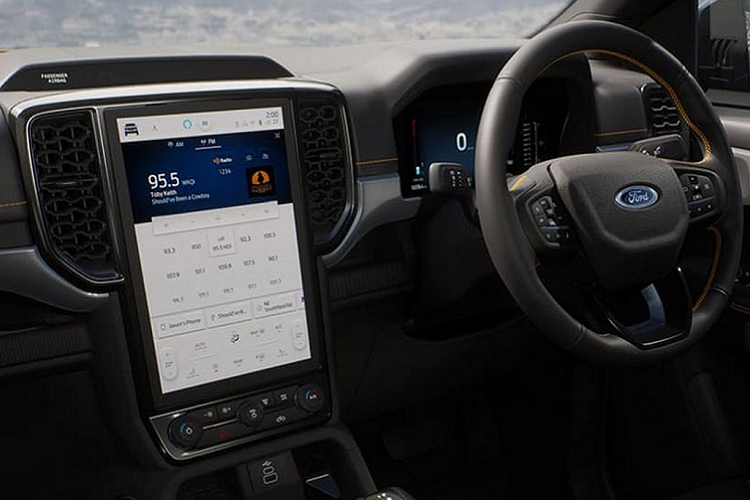 Theo đó, cấu hình tiêu chuẩn trên Ford Ranger 2022 mới sẽ có hộp số tự động 6 cấp kết hợp với động cơ dầu diesel 2.0L 4 xi-lanh. Trong khi đó phiên bản động cơ 2.0L tăng áp kép và V6 3.0L sử dụng hộp số 10 cấp tự động, bản V6 dùng cần số điện tử.