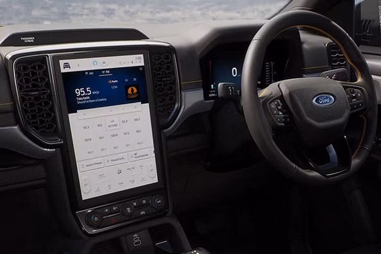 Theo đó, cấu hình tiêu chuẩn trên Ford Ranger 2022 mới sẽ có hộp số tự động 6 cấp kết hợp với động cơ dầu diesel 2.0L 4 xi-lanh. Trong khi đó phiên bản động cơ 2.0L tăng áp kép và V6 3.0L sử dụng hộp số 10 cấp tự động, bản V6 dùng cần số điện tử.