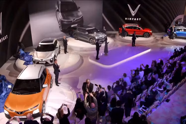 Minh chứng là nhà sản xuất ôtô Việt Nam – VinFast đã liên tiếp “nổ những phát súng” vào thị trường xe điện vốn trầm lắng tại nước nhà với màn ra mắt của một loạt mẫu xe điện như VFe34, VF8, VF9,… Bên cạnh đó, những nhà sản xuất khác cũng không chịu “ngồi yên” khi đã lên kế hoạch trình làng nhiều mẫu xe xanh trong năm nay.